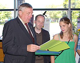 NRW-Arbeitsminister Karl-Josef Laumann (l.) &uuml;berreicht EMG-Umwelt-Aktivistiun Anja Vierling (r.) den Hettinger-Preis 