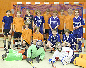 Das in blau gekleidete EMG-Hockeyteam hat auch nach der deutlichen Niederlage Grund zu lachen