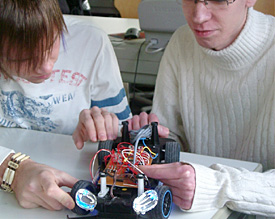 Mats B&ouml;rner und Markus Jan&szlig;en (v.l.) zeigen beim Verdrahten des ferngesteuerten Autos Fingersitzengef&uuml;hl 