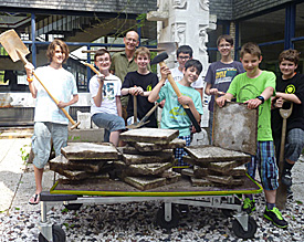 Der Bautrupp der EMG-B&uuml;hnentechnik-AG um ihre Leiter Bernhard Streerath r&uuml;ckt mit schwerem Ger&auml;t an 