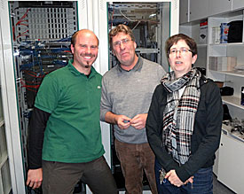 Kraftakt: Bj�rn Schmuck, Max Hempl und Maria Duran-Pielago (v.l.) k�nnen nach anstrengenden Tagen wieder lachen 