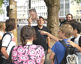 Ein Stadtf&uuml;hrer berichtet den Sechstkl&auml;sslern &uuml;ber die zahlreichen Spuren, die von den Franzosen in K&ouml;ln hinterlassen wurden 
