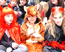 K&auml;nguruh in teuflischer Zange: Die Sch&uuml;lerinnen und Sch&uuml;ler kamen bei der EMG-Karnevalsveranstaltung auf ihre Kosten