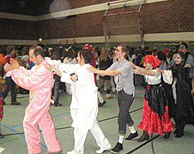 T. Knechten gefolgt von Schulleiterin G. H&uuml;ntemann und Sch&uuml;lersprecher Johann Rolshoven f&uuml;hren die Polonaise an 