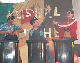 Ramin Nek, Thomas Knechten und Felix Heim (v.l.n.r.) sorgen mit ihrem M&uuml;llabfuhrauftritt f&uuml;r H&ouml;chststimmung