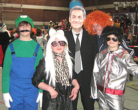 Super-Mario-Bruder Luigi, Lady Gaga, Nicolas Sarkozy, das Sams und Elvis Presley (v.l.) zu Besuch in der Bonnstra&szlig;e 