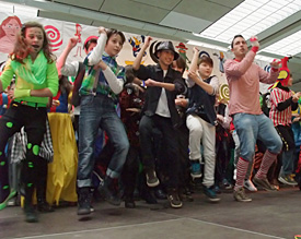 Harte Probe f&uuml;r die EMG-B&uuml;hne: Dutzende Sch&uuml;lerinnen und Sch&uuml;ler folgen Anils Aufruf zum Gangnam-Style-Tanz 