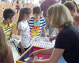 &Uuml;berraschung schon vor der Einschulung: Der F&ouml;rderverein spendiert Taschenrechner f&uuml;r alle neuen F&uuml;nftkl&auml;ssler