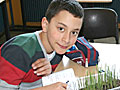 Mert, Kinderstudent aus der Klasse 5b, dokumentiert im Rahmen seines Projekts akribisch das Wachstum von Getreide 