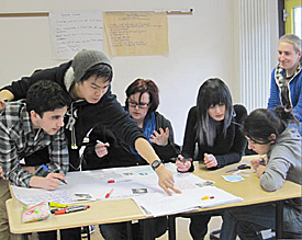 Sch&uuml;lerinnen und Sch&uuml;ler der Q1 fassen ihre Gedanken zum Thema Adolf Eichmann auf Themenplakaten zusammen