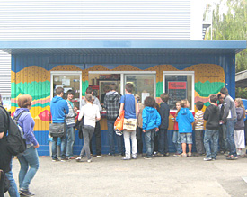 Ein Bild, das der Vergangenheit angeh&ouml;rt: Petra K&uuml;bler versorgt an ihrem Kiosk die Sch&uuml;lerschaft mit Lebensmitteln 