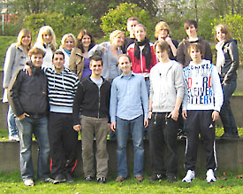 Thomas Knechten (Mitte, unten) und sein Team aus der Stufe 12 engagieren sich f&uuml;r den Umweltschutz 