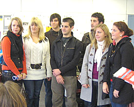 Sieben der insgesamt 16 Sch&uuml;lerinnen und Sch&uuml;ler nehmen die Ehrung von Gabriele H&uuml;ntemann entgegen