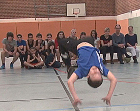 R&uuml;cksto&szlig; aus dem Wasserdruck: Charlotteaus der Stufe 8 pr&auml;sentiert ihre beim LNU-Ferienkurs gebaute Rakete 