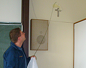 Modernes und &ouml;kumenisches Glaubensger&auml;t: Benjamin Bizer enth&uuml;llt das von R. Kasparek gestaltete Wandkreuz 