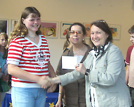 Schulleiterin Gabriele H&uuml;ntemann (r.) gratuliert der Siegerin Bianca Baumann (l.) aus der 8c zum Preisgewinn 