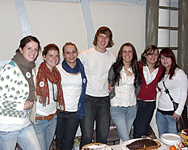 Engagement mit Freude: Sara, Sonja, Lisa, Felix, Monique, Julia und Denise (v.l.) an der Kuchentheke im Kulturcafe 