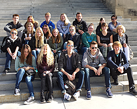 Barbecue, ger�stete Marshmallows und echte Waffen : Die EMG-Reisegruppe lernt feine und grobe Unterschiede kennen 