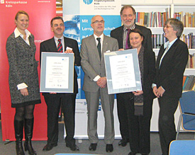 S. Mittelst&auml;dt, D. P&ouml;rtner, J. Tillenburg, W. Boecker, G. H&uuml;ntemann und A.-D. Funk (v.l.) pr&auml;sentieren die Kooperationsurkunde 