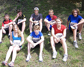 Die EMG-Dauerl&auml;ufer um Betreuerin Sandra Hembach (2.v.r.) erholen sich von den Strapazen des 5-km-Laufs 