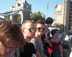 Coole Jungs in cooler Stadt -Christian, Lars und Christoph (v.l.) bei 25&deg; Celsius vor der ber&uuml;hmten Tower Bridge 