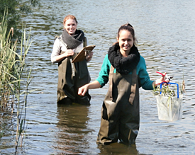 Bestens ausger&uuml;stet: Katharina (l.) und Julia sammeln Forschungsmaterial f&uuml;r &ouml;kologische Untersuchungen
