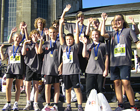 Gute Laune aus der Bonnstar&szlig;e: Die EMG-Truppe ist allj&auml;hrlich fester Bestandteil des K&ouml;ln-Marathons 