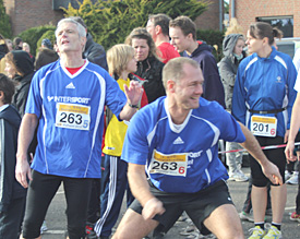 Ersch&ouml;pft aber ziemlich schnell: Robert Franke &uuml;bergibt an EMG- Schlussl&auml;ufer Heiner Philippek 