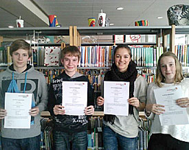 Endlich auch schwarz auf wei�: Fabian, Ren�, Noa und Lea (v.l.) sind nun ausgebildete und zertifizierte Medienscouts 