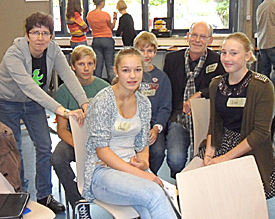 Workshoppause: Maria Duran-Pielago (l.) und Bernhard Streerath (2.v.r.) begleiten die angehenden EMG-Medienscouts 