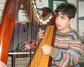 Echter Klassiker: Beim Musikinstrumenten-Ausprobiertag konnten sich die F&uuml;nftkl&auml;ssler auch an der Harfe versuchen 