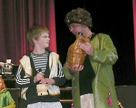 Bei der Kinderoper "Papageno" herrscht auf der B&uuml;hne des H&uuml;rther B&uuml;rgerhauses ein buntes Treiben