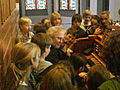 SOrganist Eugen Bak von St. Severin weiht die Klasse 6d in die Geheimnisse der "K&ouml;nigin der Instrumente" ein 