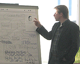 EMG-Lehrer Matthias Brock pr�sentiert vielf�ltige Vorschl�ge zur Gestaltung eines Schulfestes 