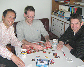 Markus Schr&ouml;der verfeinert unter den Blicken von Namensvetter Michael und Gregor Evers seine Einklebetechnik 