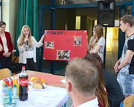 Projektarbeit im Rahmen des Austauschs: Die länderübergreifenden Gruppen stellen ihre Plakate vor