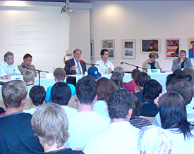 Die H&uuml;rther B&uuml;rgermeister-Kandidaten stellen sich am EMG den Fragen der etwa 150 Sch&uuml;lerinnen und Sch&uuml;ler 