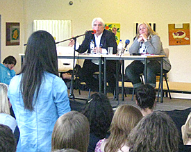 Gr&uuml;nen Politiker R&uuml;diger Warnecke (m) und SPD-Frau Brigitte Dmoch&ndash;Schweren diskutieren mit Elftkl&auml;sslerin Vanessa (l.).