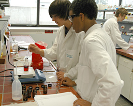 Florian (l.) , Joel (m.) und Sven (r.) opferten einen Teil ihrer Herbstferien, um an der Uni auf hohem Niveau zu experimentieren 