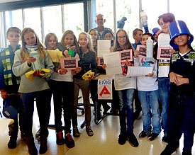 Hoch motivierte Sch&uuml;ler der 6a beim Abholen ihrer Auftr&auml;ge im &bdquo;EMG-Arbeitsamt Aufr&auml;umen&ldquo; im Selbstlernzentrum