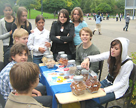 Die Elftkl&auml;ssler Nicole Greguletz und Christoph Ziolkowski (v..r.) stellen ihren Mitsch&uuml;lern ein gesundes Fr&uuml;hst&uuml;ck zusammen
