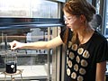 Vielseitige Anwendungsmglichkeiten: Katja stellt in der Sommerakadmie ein Ferrofluid her 