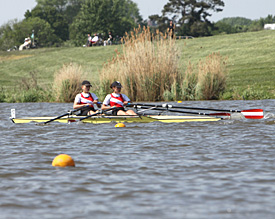 Larissa Stautzebach und Eva Hoos zeigen sich auf dem Baldeneysee in Essen als die klar st&auml;rksten Ruderinnen 