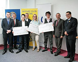 Benjamin Frege (3.v.r.) freut sich �ber Platz 1 und den Siegerscheck in H�he von 400 Euro 