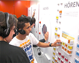 Der 12er-Grundkurs-Musik (Nick, Mustafa, Martin v.l.) komponiert eigene Songs im Multimedia-W&uuml;rfel des Museums 