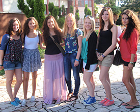 Zu Besuch bei der neuen Partnerschule in Rom: Leonie, Alina, Kadife, Alina, Hannah , Michèle , Sarah 