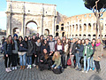 EMG meets Weltgeschichte: Die Hrher Reisegruppe besucht beim Besuch in Rom natrlich auch das Kolosseum  