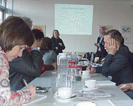 Ambitionierte Zuh&ouml;rer: Schulleiterin Gabriele H&uuml;ntemann erl&auml;utert der russischen Delegation deutsche Schulstruktur