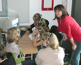 Sch&uuml;lerinnen und Sch&uuml;ler der Klassse 10 b testen im Beisein von RWE-Repr&auml;sentantin Natalie Kornowski (r.) die neuen Kopfh&ouml;rer 