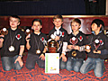 Lennert Zyla (2.v.l.) holt mit der U10-Team der SG Porz den Titel bei den Deutschen Vereinsmeisterschaften im Schach